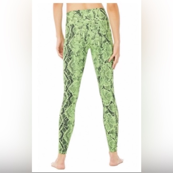 Alo Yoga High Waist Vapor Leggings in Neon Lime. NWOT. Size XS. - Picture 2 of 7